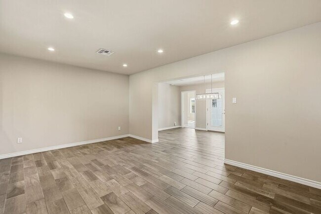 Building Photo - Modern 4 Bedroom, 3 Bathroom Home