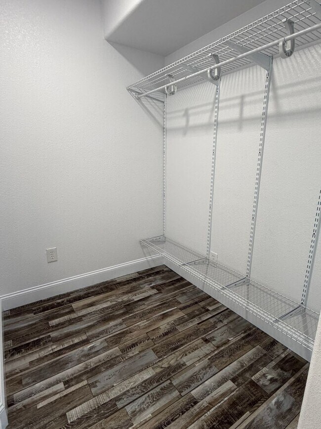 Building Photo - 4 Bedroom home in Ravenwood Estates