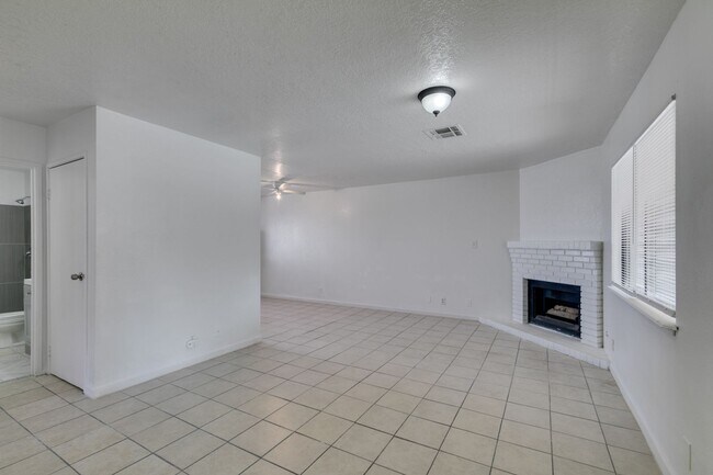 Building Photo - 6987 Mendon Ln