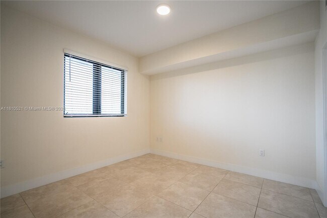 Building Photo - 1091 Galiano St
