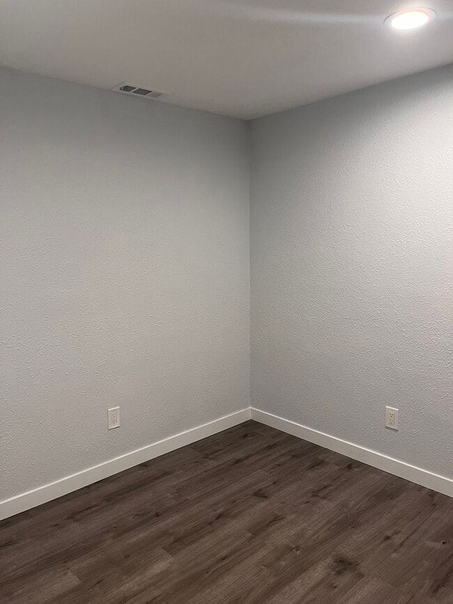 Building Photo - 5622 35th Ave E