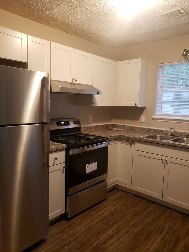 Building Photo - Spacious Ranch-Style 3 Bedroom Home with Bonus room Large back yard!