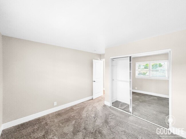 Building Photo - Stunning 4BD/2.5 BA W/ Large Backyard and ...