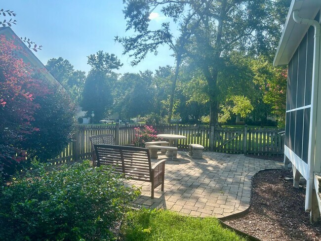 Building Photo - Newly renovated 3 bedroom with fenced yard and screened porch!