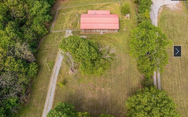 Building Photo - Fairview - 3 bedroom 2 baths - Private living