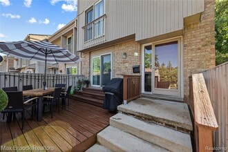 Building Photo - 704 Oakbrook Ridge Dr