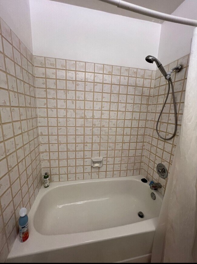 Building Photo - Top floor Condo in desirable area
