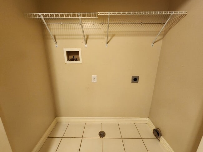 Building Photo - ELF PRICED! 3 bd. 2.5 bath Luxury Townhome!