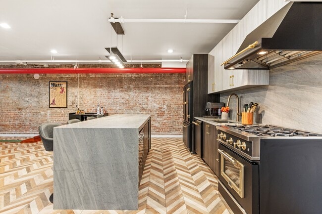 Building Photo - 104 Thompson St