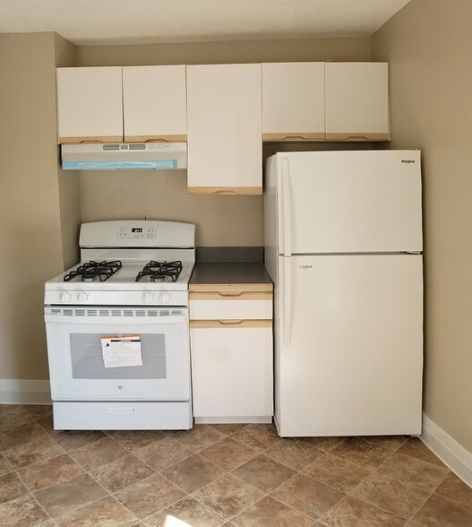 Kitchen - NEW APPLIANCES NEW CARPET NEW FLOOR - 124 E 4th St