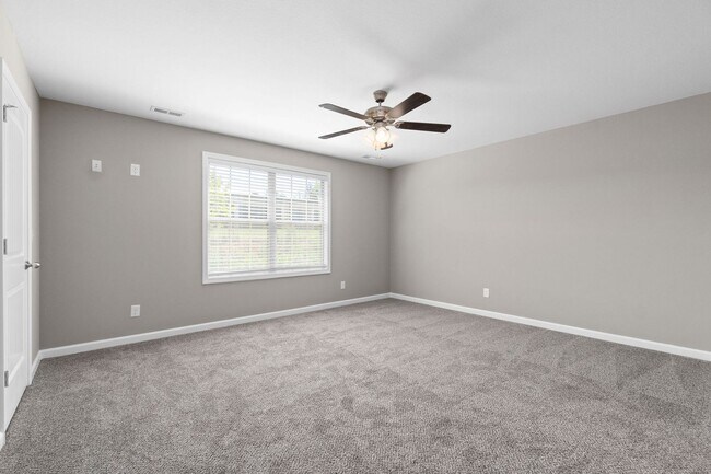 Building Photo - Two Bedroom with Garage on Exit 11!