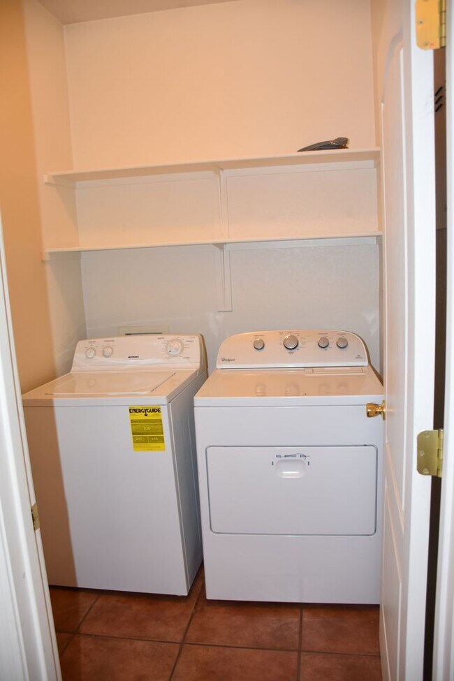 Building Photo - Great House  Close to Everything