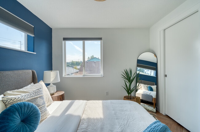 Building Photo - 5222 SE Holgate Blvd