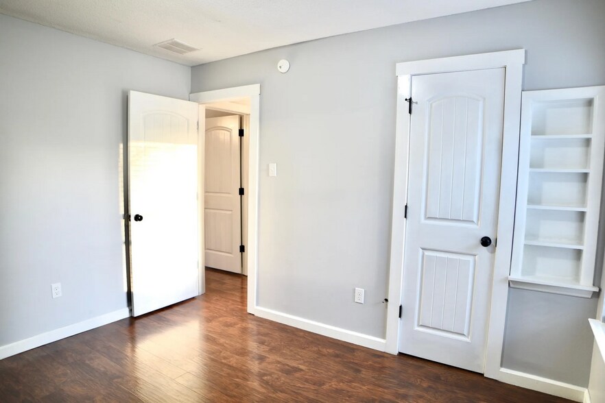 Building Photo - 925 Greenview Rd