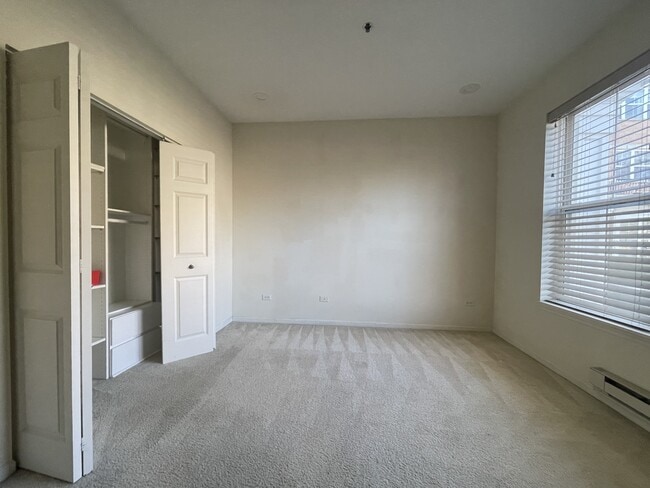 Building Photo - 4702 N Lamon Ave