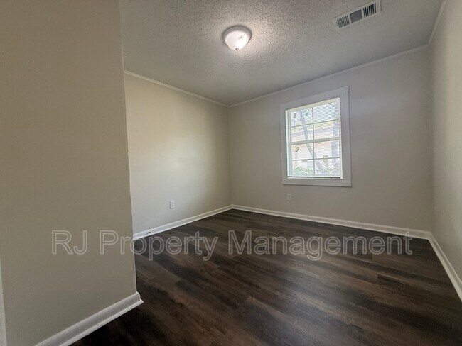 Building Photo - 1242 Airways Blvd