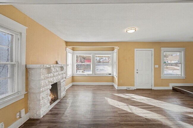 Building Photo - Beautiful 2 Bedroom 1 Bathroom house in Kansas City!