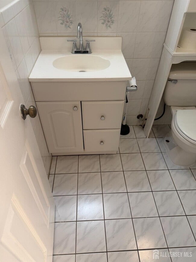 Building Photo - 13 Oakwood Dr