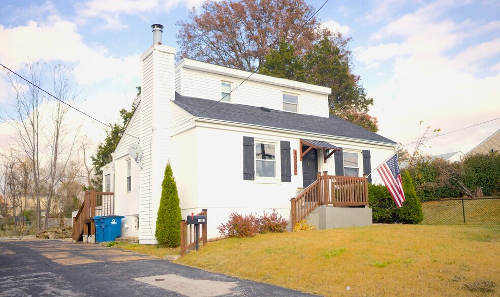 Large Driveway for Off-Street Parking (Fits 3+ Cars) - 10207 Oak Ave