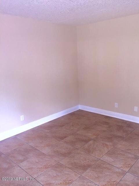 Building Photo - Move in ready 2/2.5 condo in ORANGE PARK