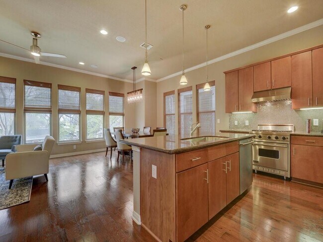 Building Photo - 1115 Kinney Ave