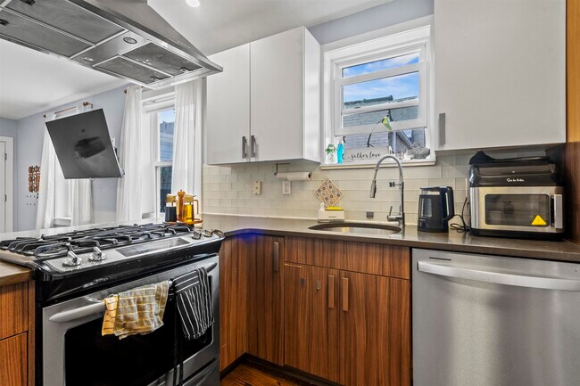Building Photo - 102 Colgate St