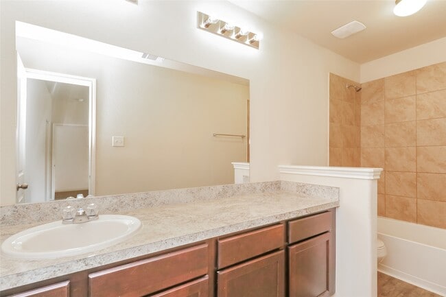 Building Photo - 508 Meadow Park Ln