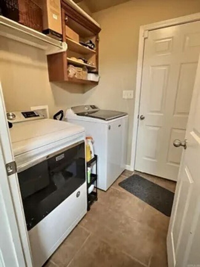 Building Photo - Great 3 Bedroom 2.5 Bathroom Cabot House