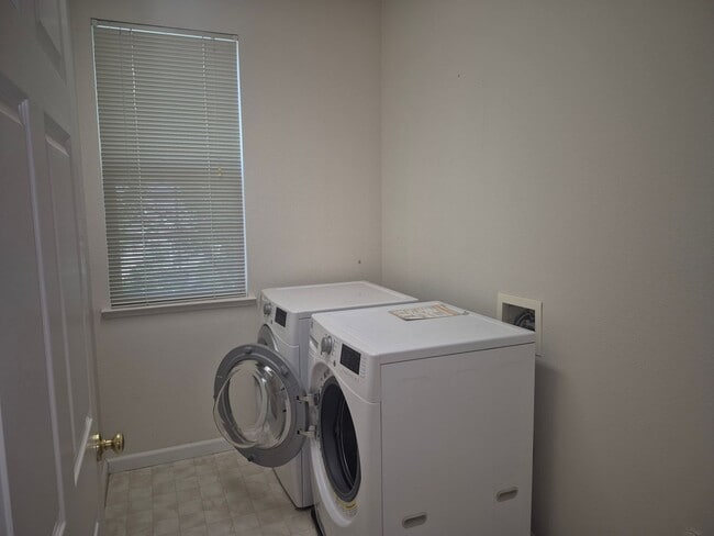 Building Photo - 190 Rockmont Cir