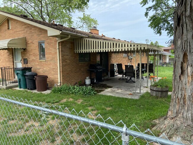 COVERED PATIO - 1643 Fairview Ave