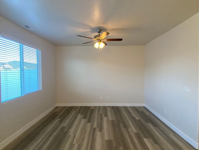 Building Photo - Beautiful townhome In Crimson Park