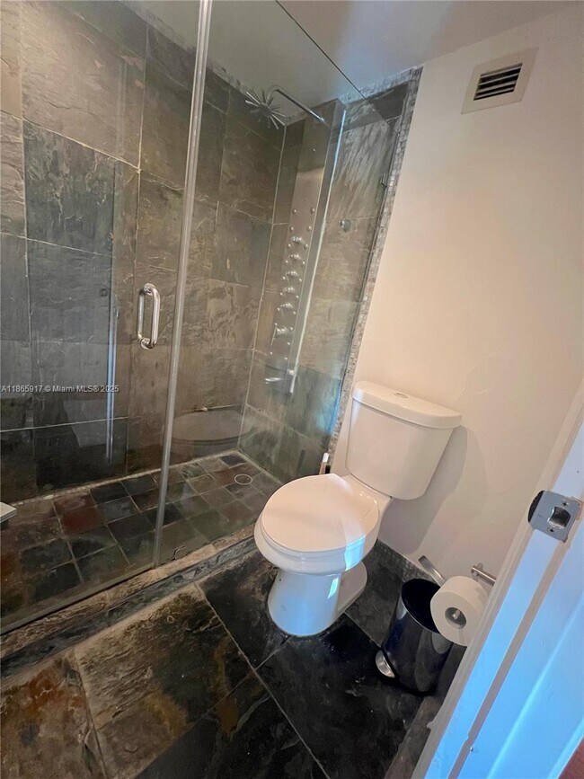 Building Photo - 100 Lincoln Rd