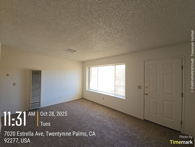 Building Photo - 3 bedroom 2 bath Available now