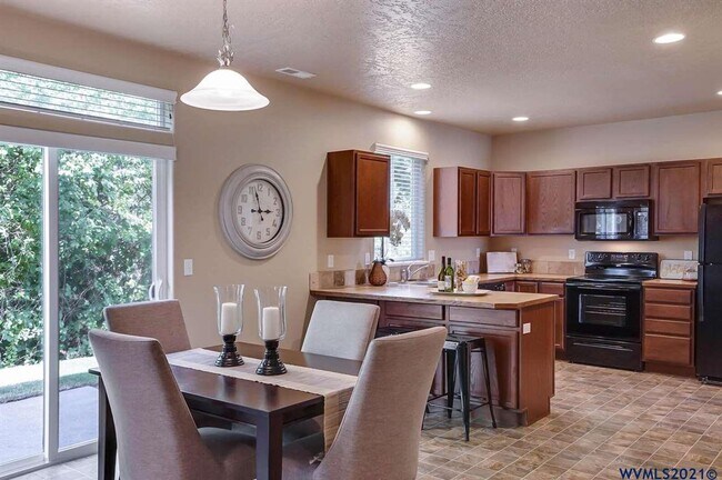 Building Photo - 848 NE Millstream Pl