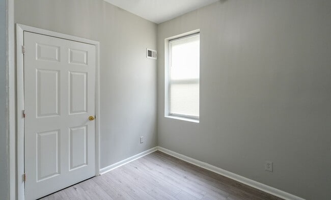 Building Photo - Newly renovated 6 bedroom 2.5 bath in Carroll Park Area