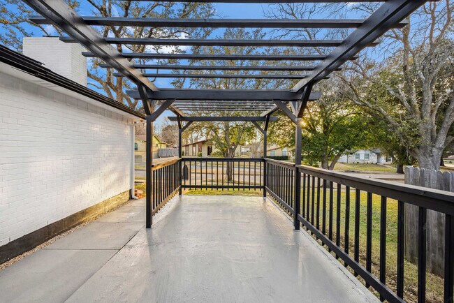 Building Photo - 3410 Country Club Dr