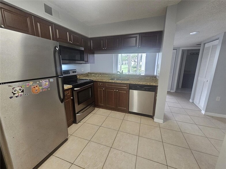 Building Photo - 8106 Glenmoor Dr