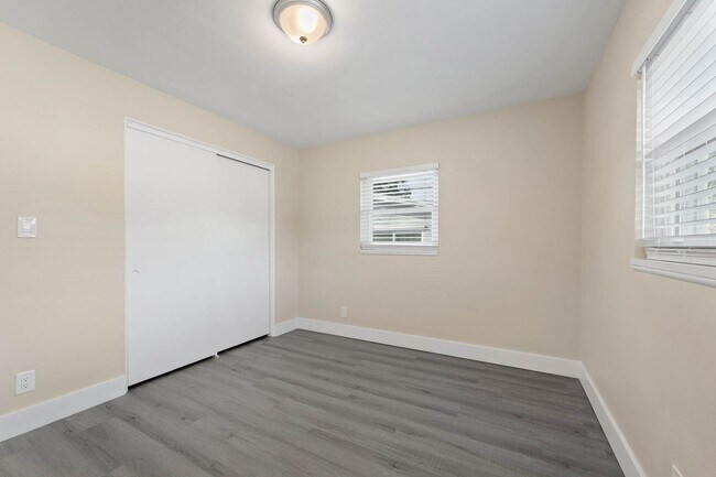 Building Photo - Mid-Century  3 bed/ 2 bath rental home with a huge bonus room