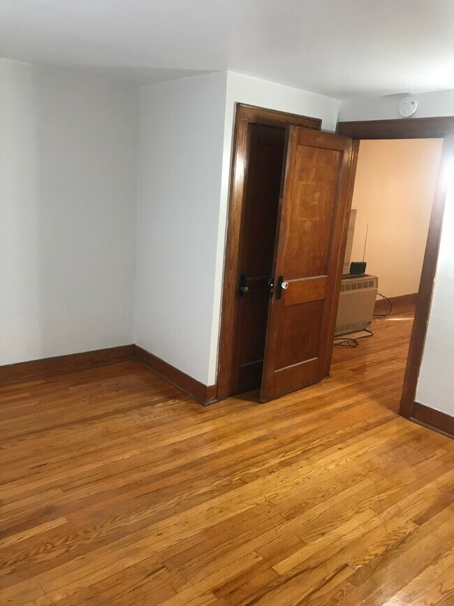 Large bedroom - 50 Moeller St
