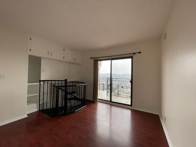 Building Photo - Gorgeous 5 Bed House - Amazing View!