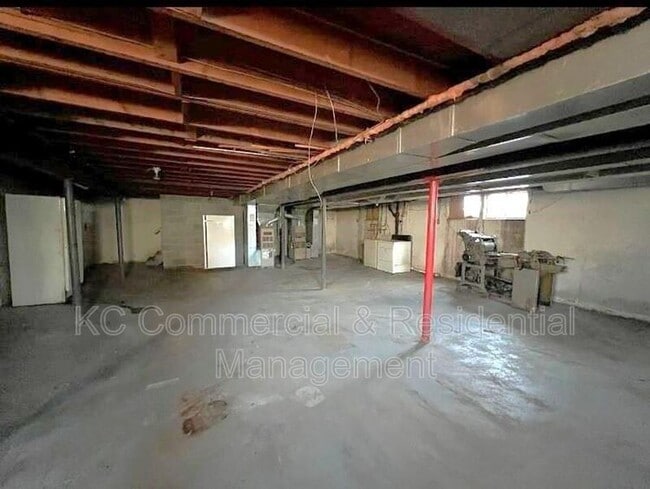 Building Photo - 800 E 75th Terrace