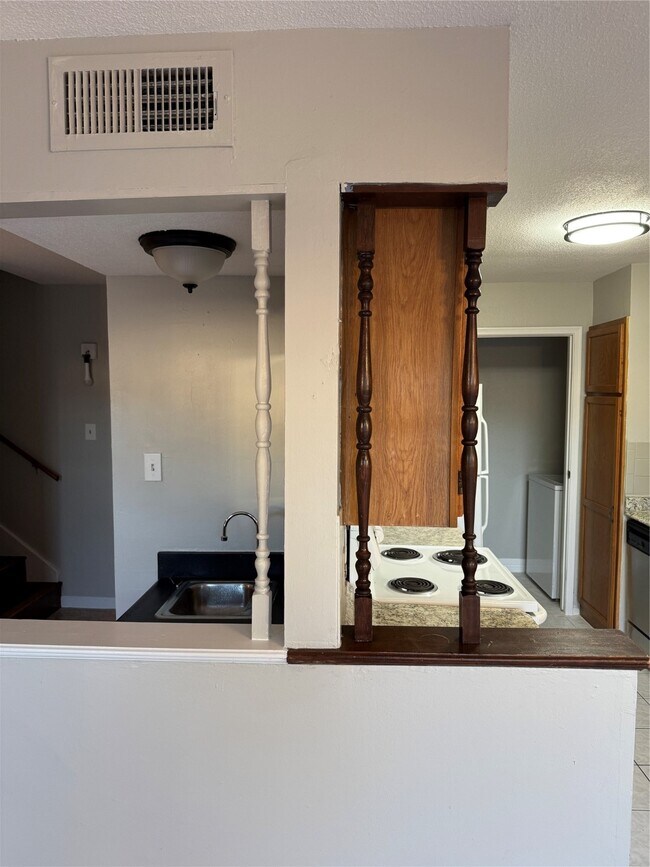 Building Photo - 7400 Bellerive Dr