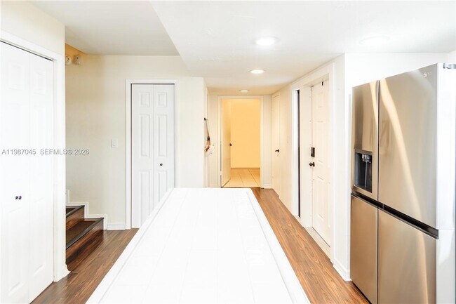 Building Photo - 8980 Palm Tree Ln