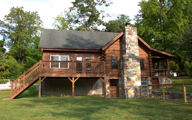 Building Photo - 3 Bedroom 2 bathroom with bonus room log cabin