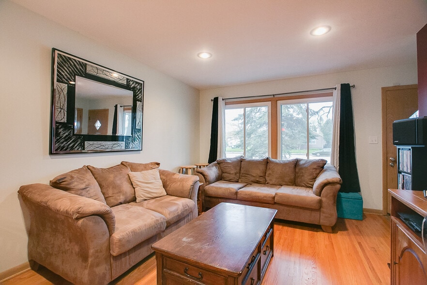 Building Photo - 996 Larpenteur Ave West