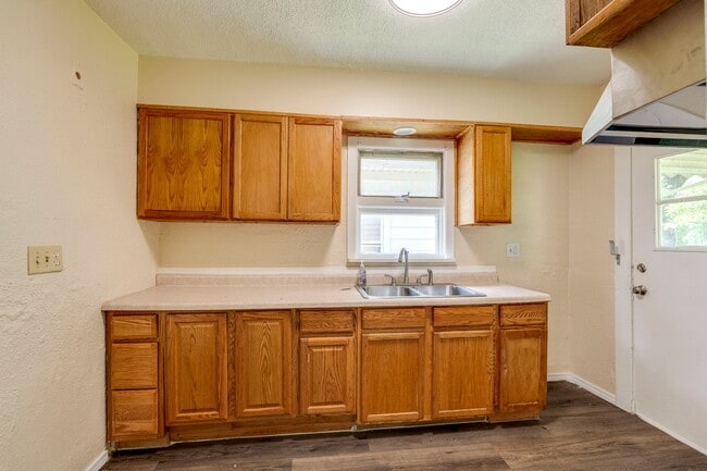 Building Photo - Cute 3 Bedroom 1 Bath House Located in Wes...
