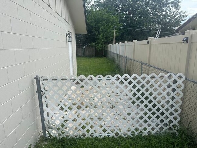 Building Photo - 3 bed 2 bath home available