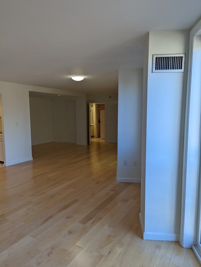 Building Photo - 10 Rogers St