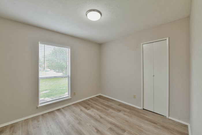 Building Photo - 7024 Greenview Cir S