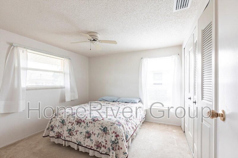 Building Photo - 6860 Kenwood Dr